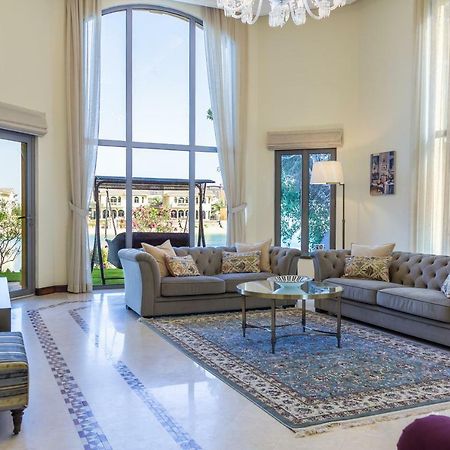 Chic 4Br Villa With Assistant Room And Private Pool On Palm Jumeirah By Deluxe Holiday Homes ดูไบ ภายนอก รูปภาพ