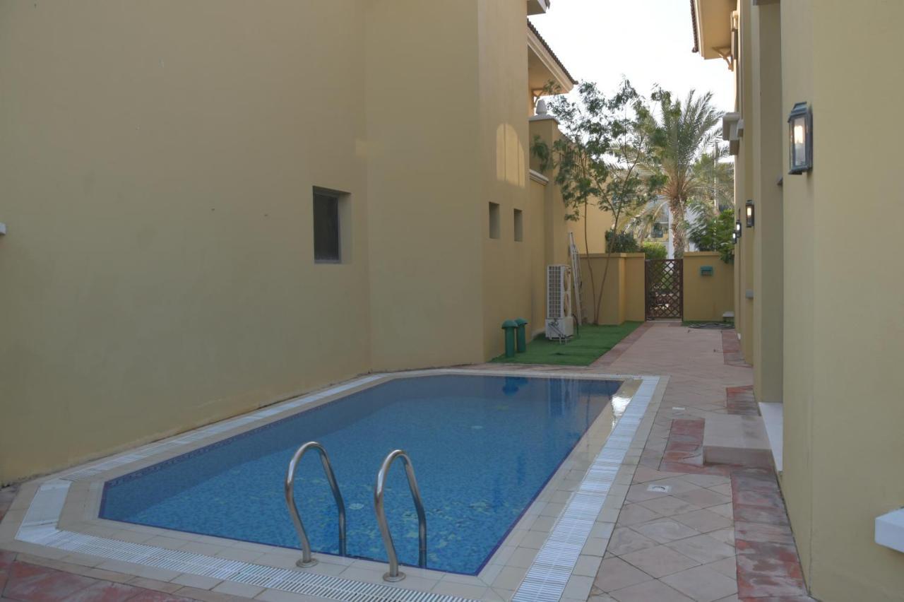 Chic 4Br Villa With Assistant Room And Private Pool On Palm Jumeirah By Deluxe Holiday Homes ดูไบ ภายนอก รูปภาพ