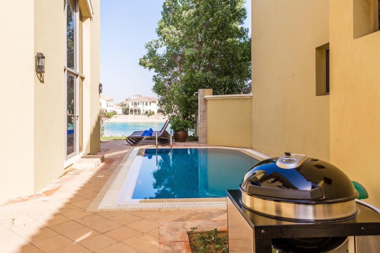 Chic 4Br Villa With Assistant Room And Private Pool On Palm Jumeirah By Deluxe Holiday Homes ดูไบ ภายนอก รูปภาพ