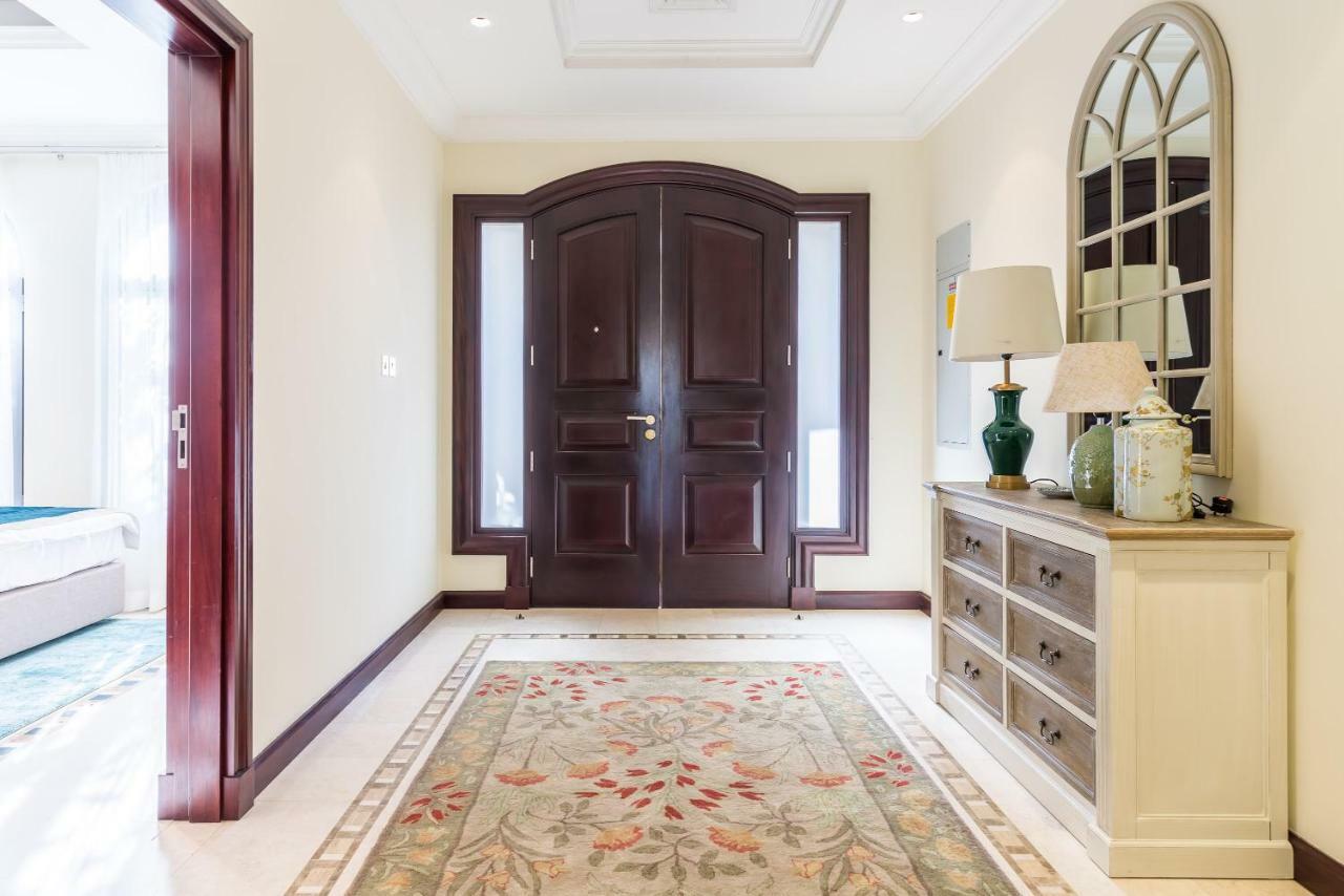 Chic 4Br Villa With Assistant Room And Private Pool On Palm Jumeirah By Deluxe Holiday Homes ดูไบ ภายนอก รูปภาพ
