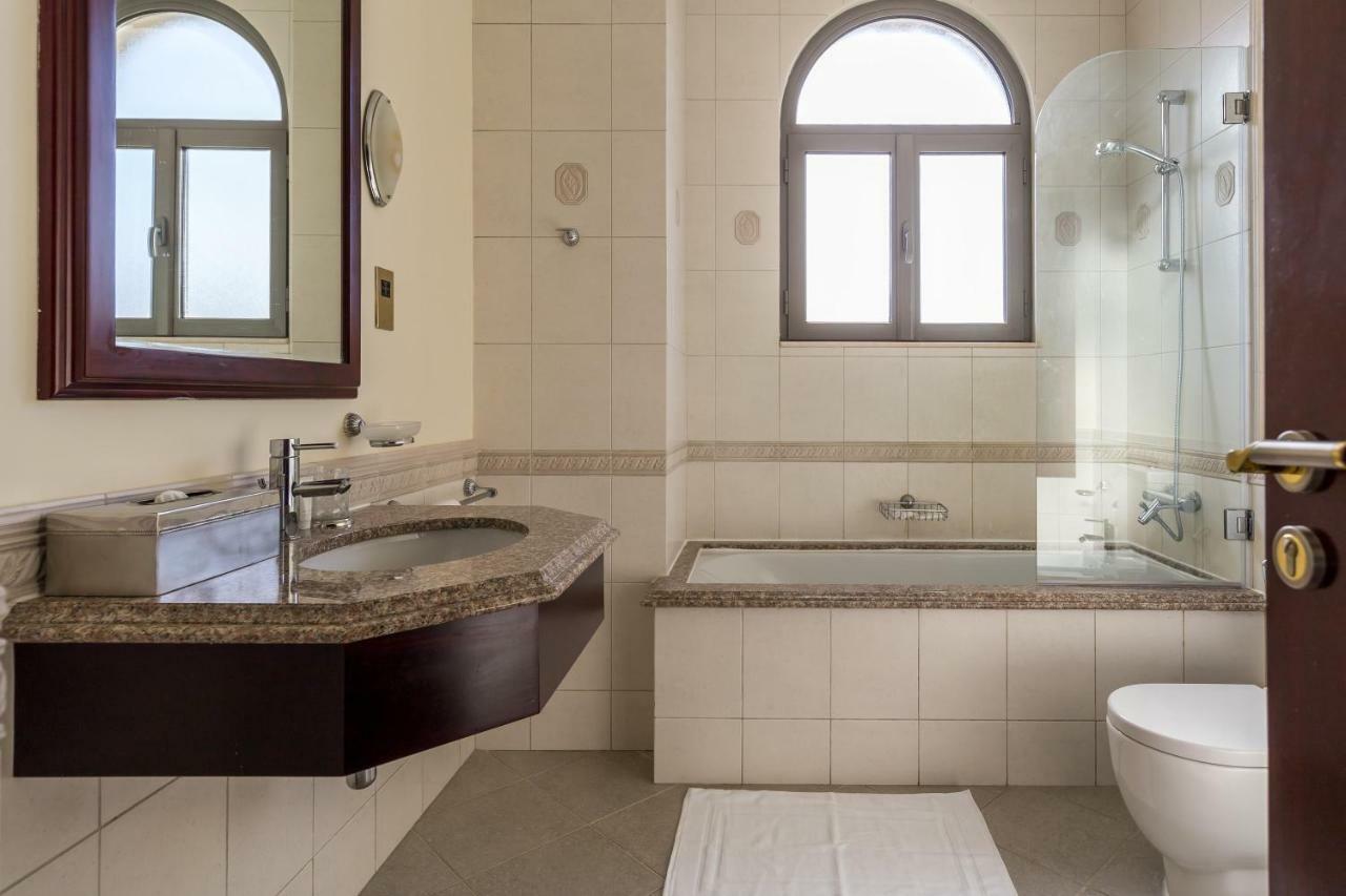 Chic 4Br Villa With Assistant Room And Private Pool On Palm Jumeirah By Deluxe Holiday Homes ดูไบ ภายนอก รูปภาพ