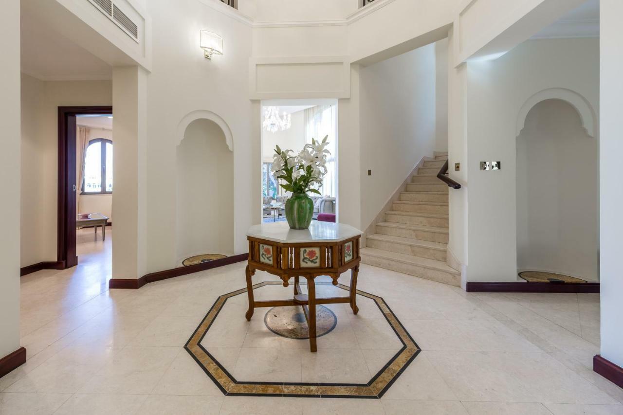 Chic 4Br Villa With Assistant Room And Private Pool On Palm Jumeirah By Deluxe Holiday Homes ดูไบ ภายนอก รูปภาพ