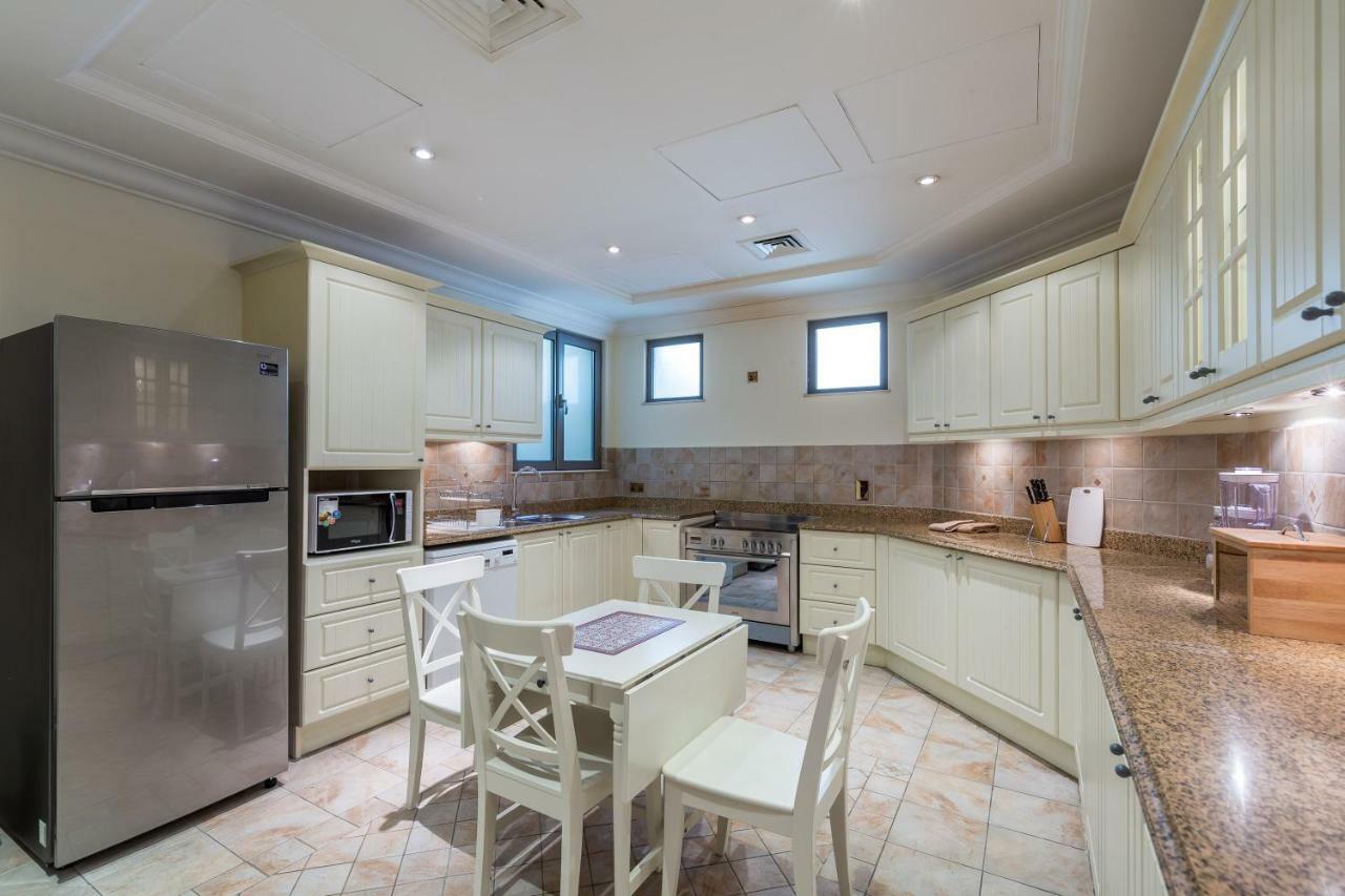 Chic 4Br Villa With Assistant Room And Private Pool On Palm Jumeirah By Deluxe Holiday Homes ดูไบ ภายนอก รูปภาพ