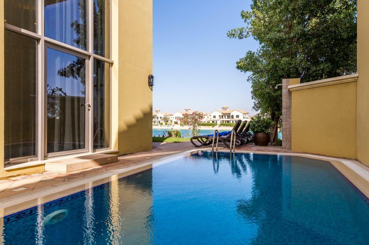 Chic 4Br Villa With Assistant Room And Private Pool On Palm Jumeirah By Deluxe Holiday Homes ดูไบ ภายนอก รูปภาพ