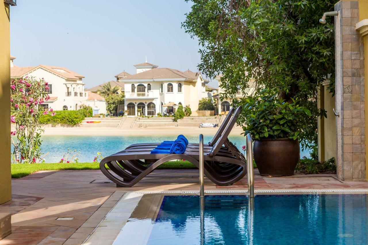 Chic 4Br Villa With Assistant Room And Private Pool On Palm Jumeirah By Deluxe Holiday Homes ดูไบ ภายนอก รูปภาพ