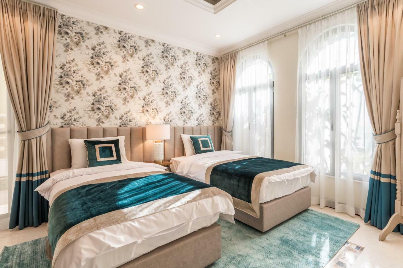 Chic 4Br Villa With Assistant Room And Private Pool On Palm Jumeirah By Deluxe Holiday Homes ดูไบ ภายนอก รูปภาพ