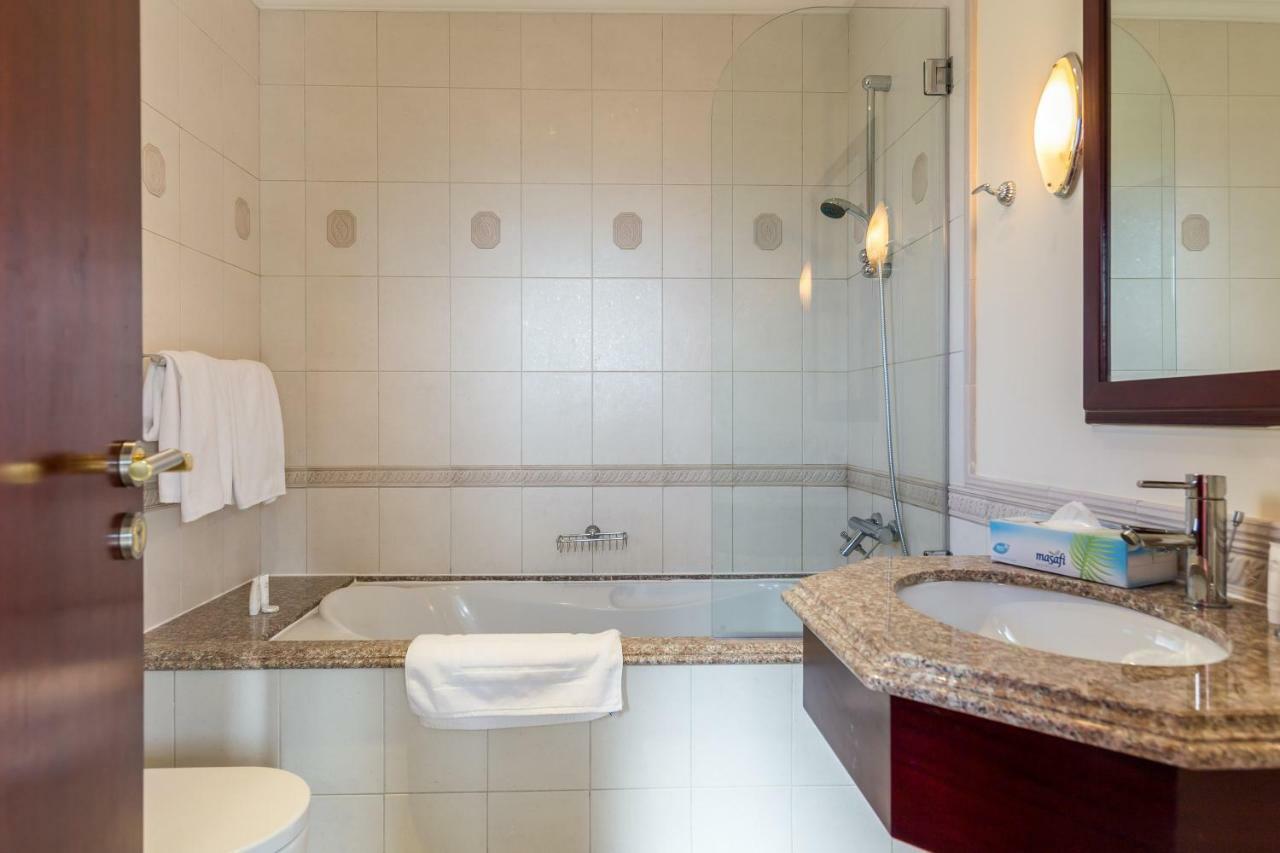 Chic 4Br Villa With Assistant Room And Private Pool On Palm Jumeirah By Deluxe Holiday Homes ดูไบ ภายนอก รูปภาพ