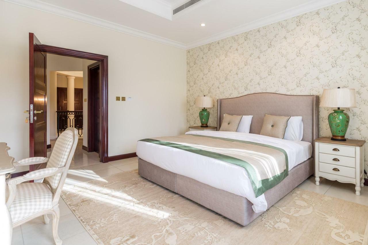 Chic 4Br Villa With Assistant Room And Private Pool On Palm Jumeirah By Deluxe Holiday Homes ดูไบ ภายนอก รูปภาพ