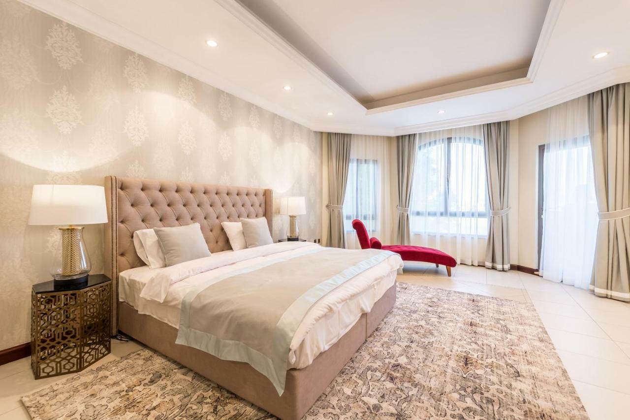 Chic 4Br Villa With Assistant Room And Private Pool On Palm Jumeirah By Deluxe Holiday Homes ดูไบ ภายนอก รูปภาพ