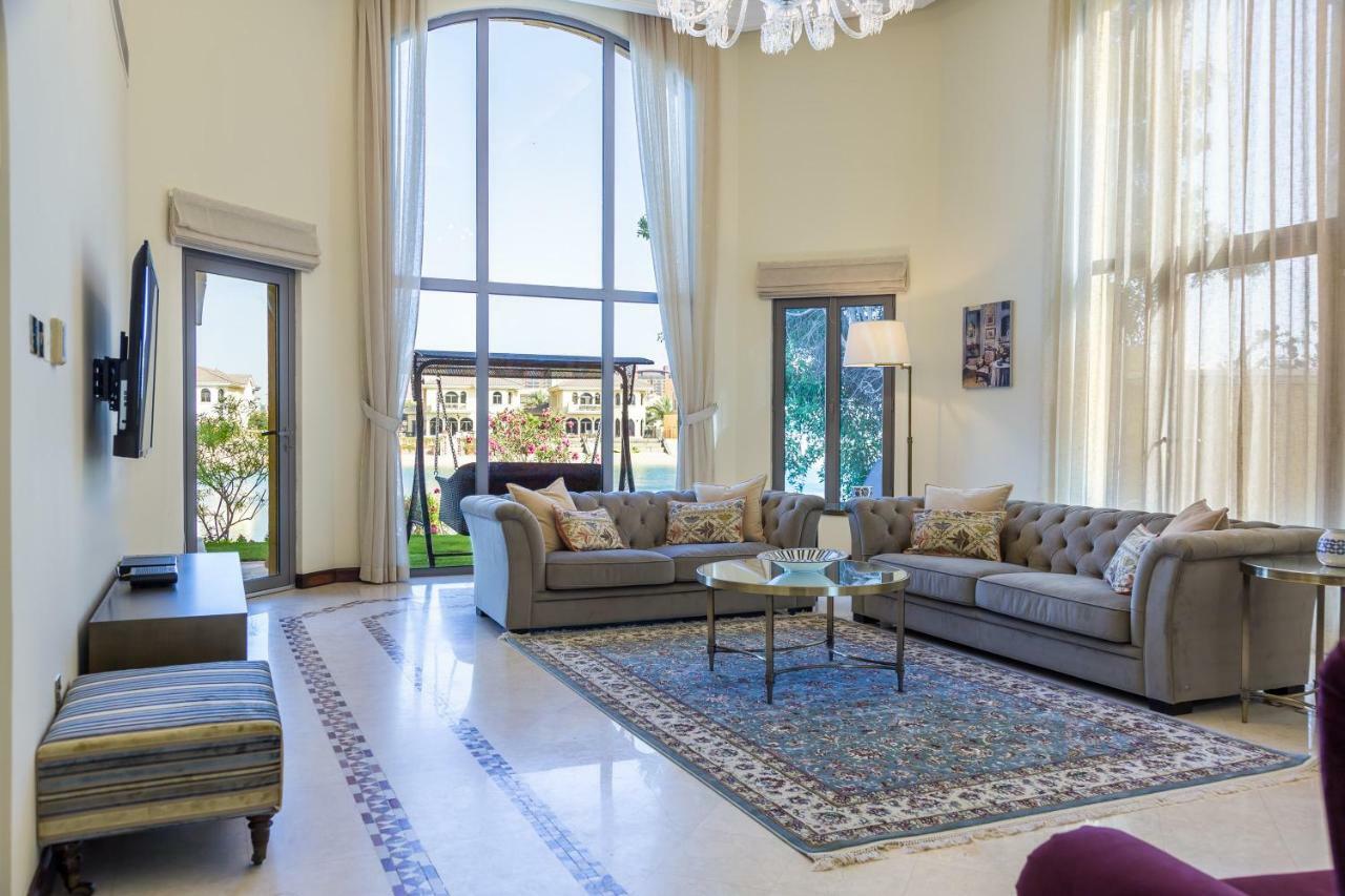 Chic 4Br Villa With Assistant Room And Private Pool On Palm Jumeirah By Deluxe Holiday Homes ดูไบ ภายนอก รูปภาพ